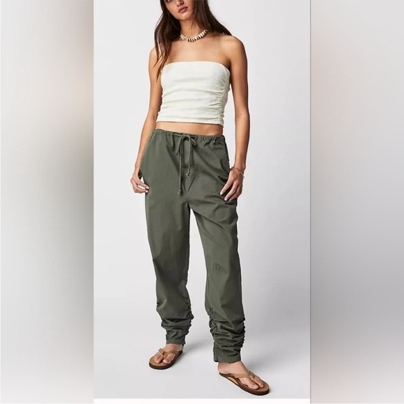 Free People Pants - FREE PEOPLE Parachute‎ Jogger Pants in Hunter Army Green size XS Ruched Bottoms